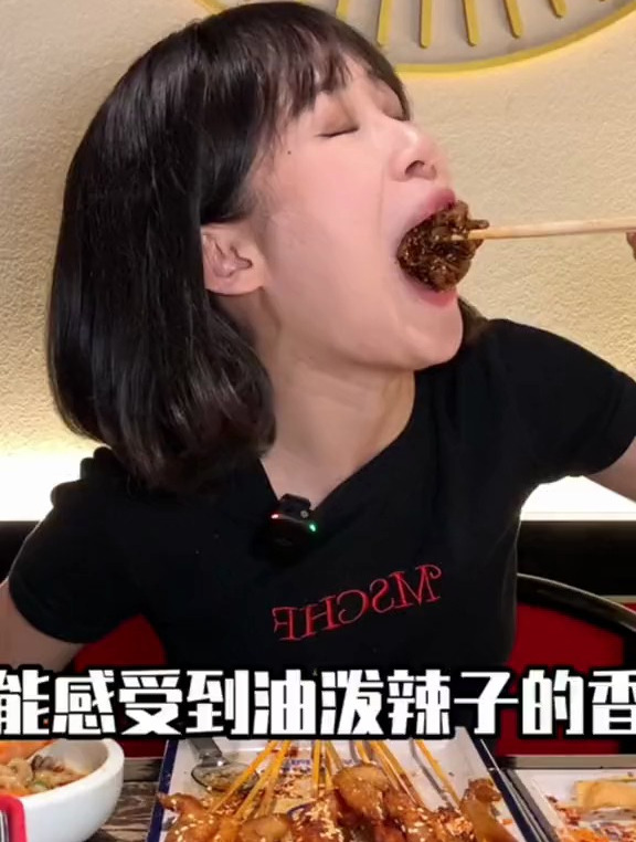 一个商场内竟然开了三家店,火炉旁的油泼辣子烤肉真的值得一尝