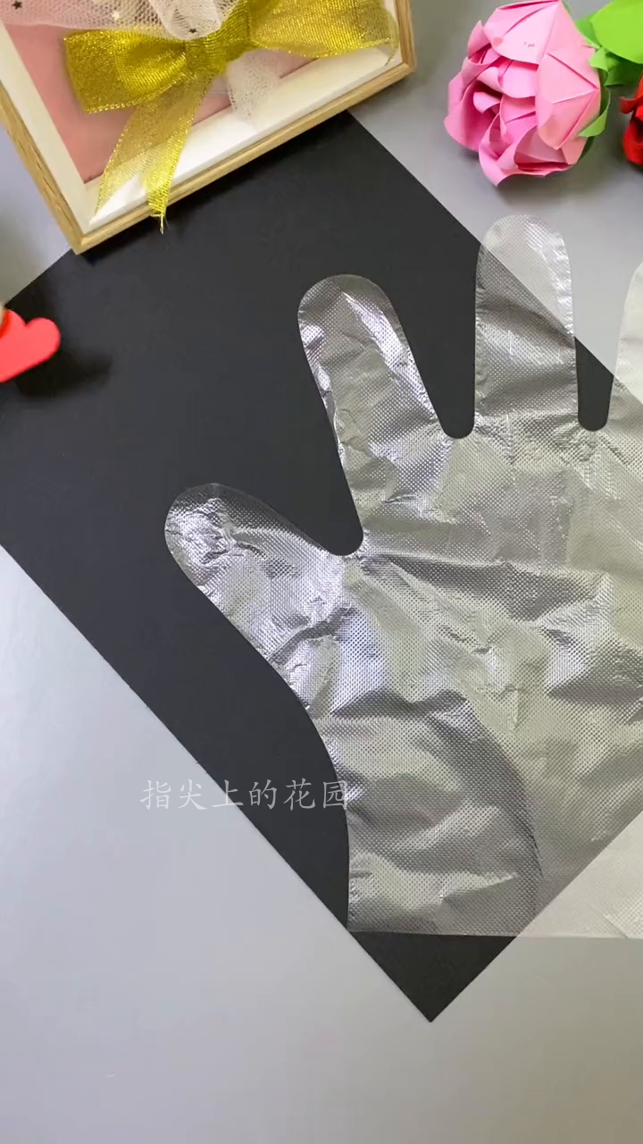 带上娃儿,用一次性手套DIY趣味小手作,顺便练练肺活量!