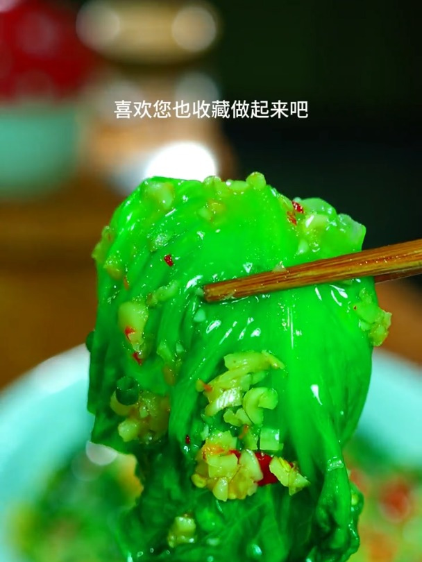 碧绿可口的蒜蓉生菜
