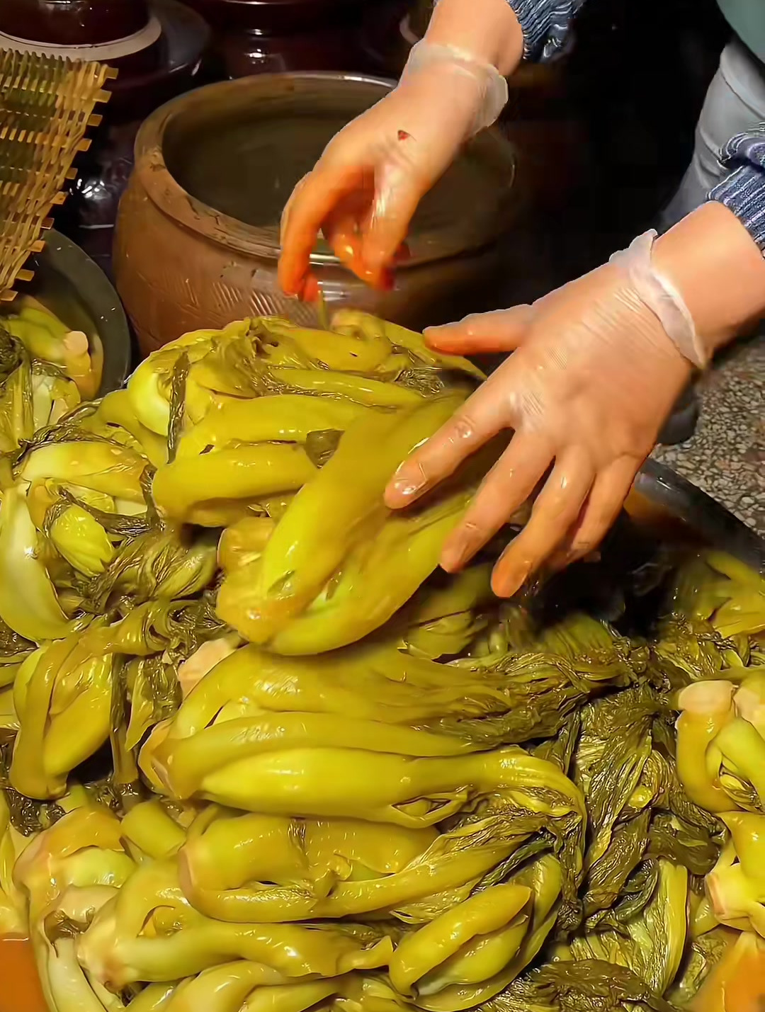 老坛酸菜,拿来炒个辣椒,炒肉片,做酸菜鱼,包包子都好好吃