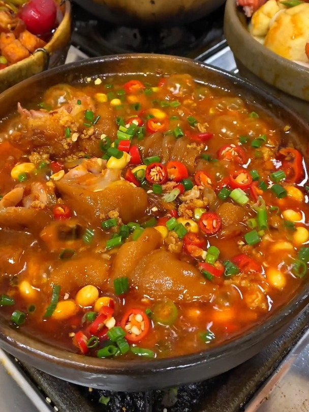 特色砂锅菜,麻辣鲜香,肉沫猪脚粉条煲一绝,拌饭吃不够