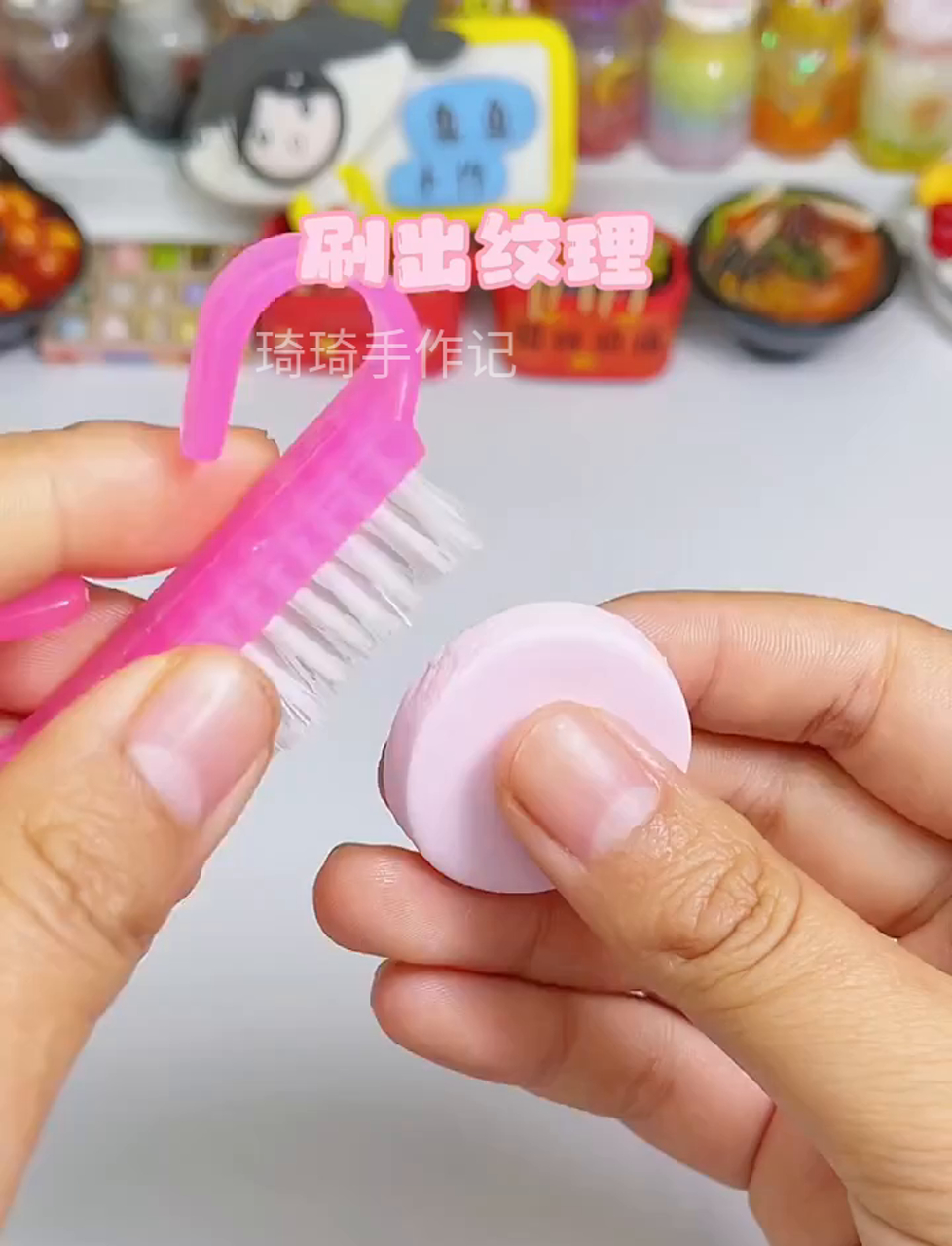 我捏了俩卡通造型的粘土蛋糕,你更爱哪一个?