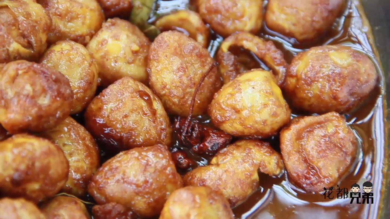 小伙花280元买了一台剥皮机,做出来的“虎皮鹌鹑蛋”更好吃吗?