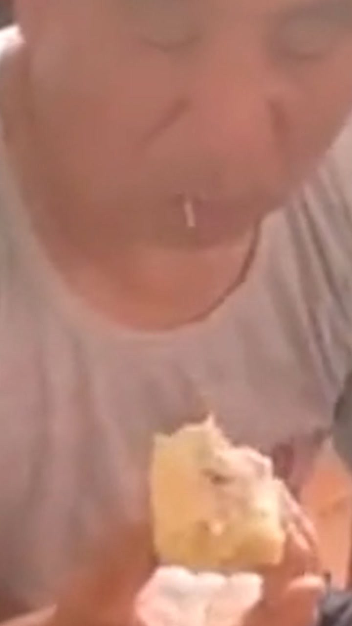 爸爸第一次吃榴莲 一句话让女儿当场笑喷