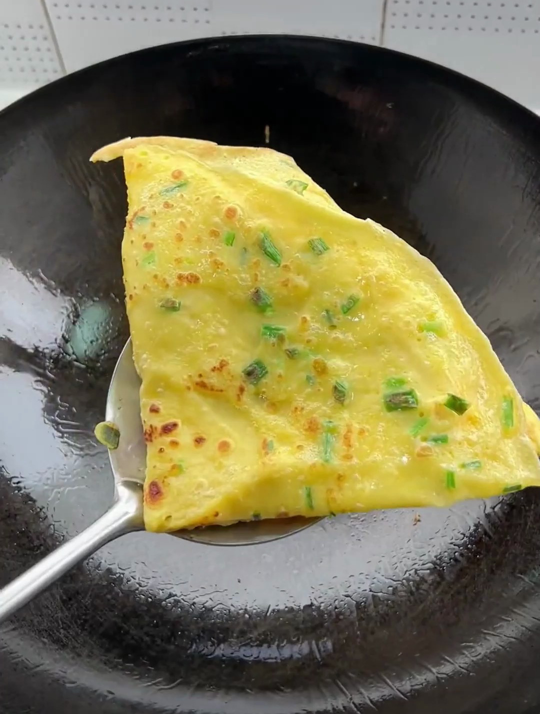 正宗土鸡蛋做出来的鸡蛋饼,颜色都不一样,吃起来有鸡蛋香味