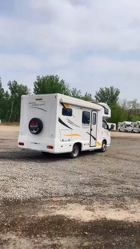 去年遇到60多岁老两口,开着这台轻卡房车带着小孙女环游全国