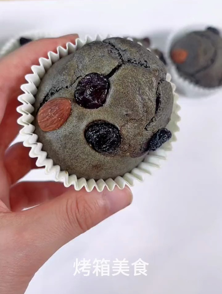 马上六一儿童节了,快给孩子DIY这个黑芝麻酱酸奶小蛋糕吧