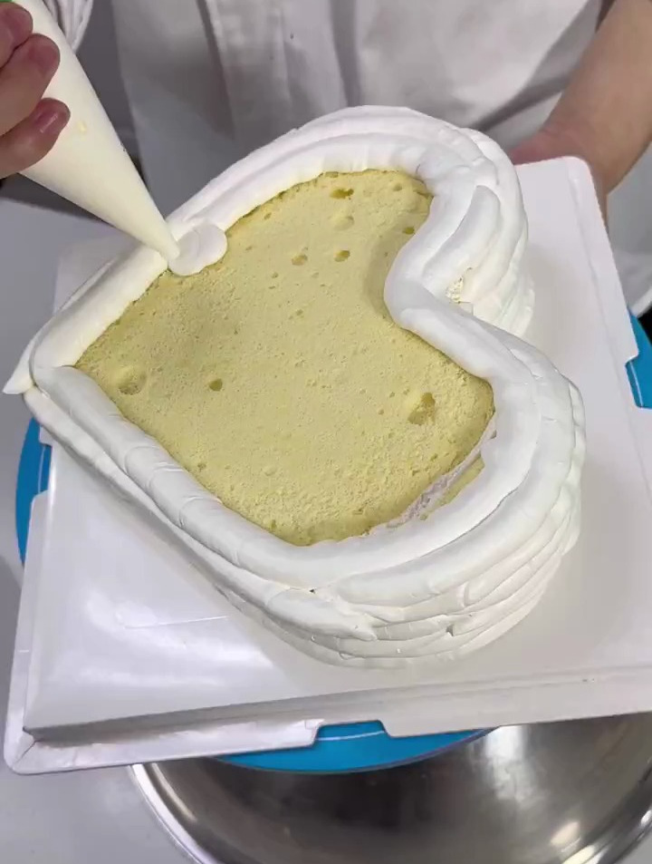 这款正红色的渐变色心形玫瑰蛋糕,你朋友一定会喜欢
