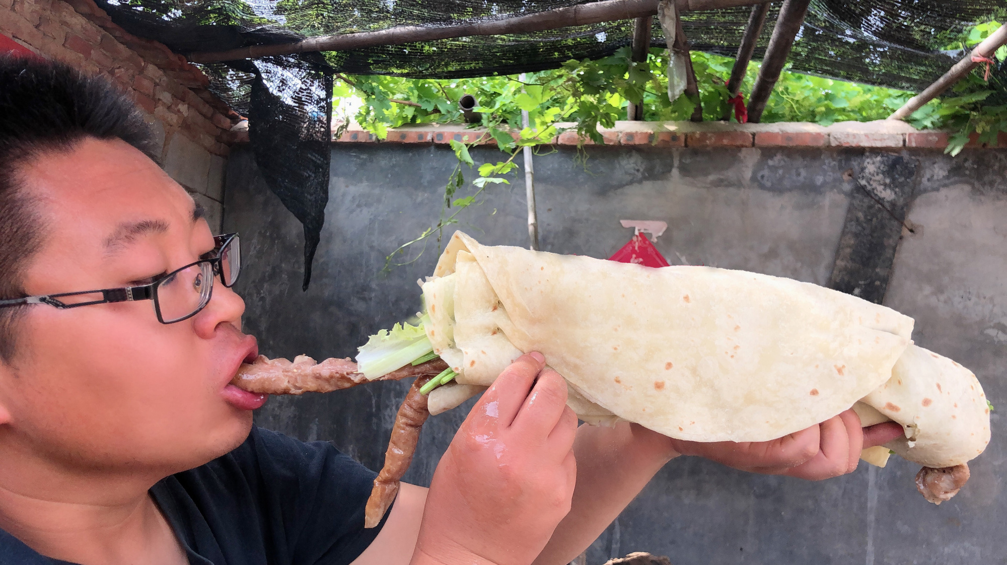 100元肥肠、4种蔬菜,炭火慢烤,撒上孜然卷饼,来一口:满足!