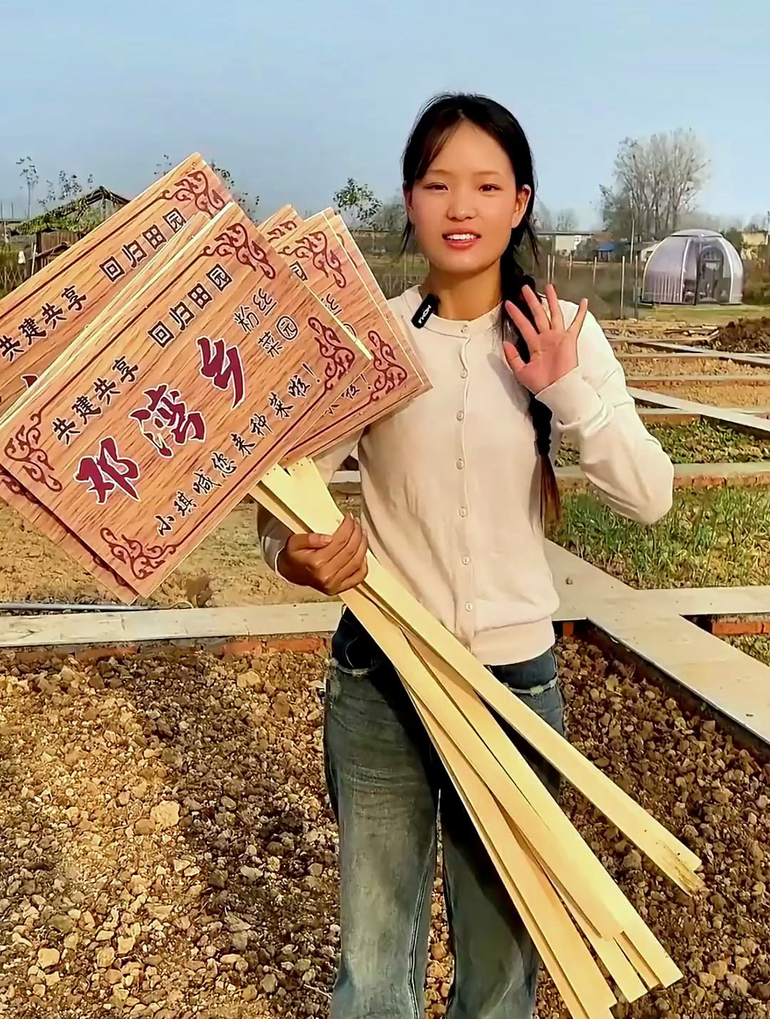 它不是一个普通的小牌子,而是我们对家乡最好的赞美