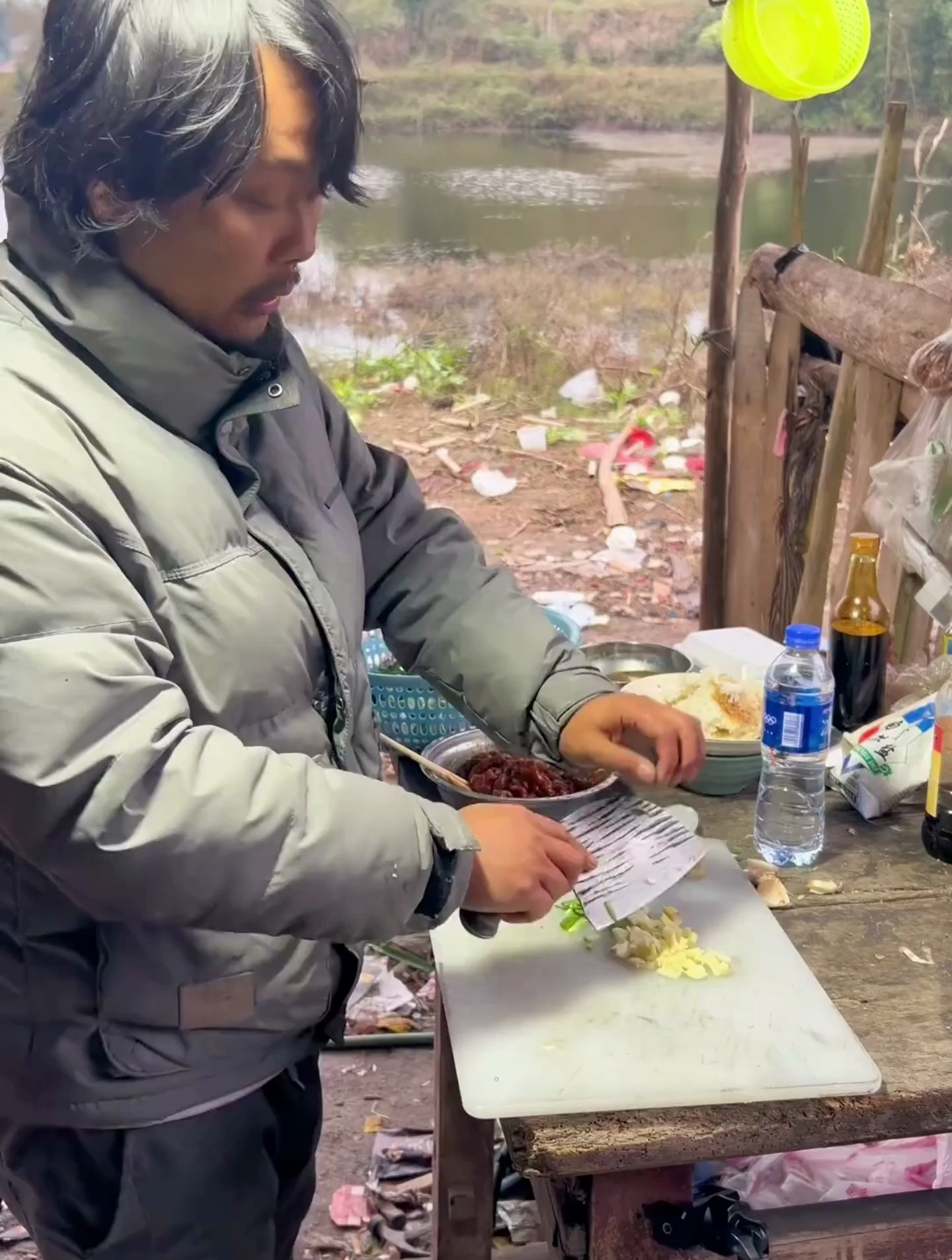 扛不住了兄弟们,做个莴笋炒肉丝吃上那么两只