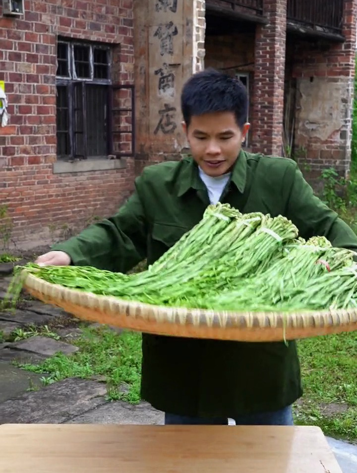 原汁原味的贡菜干,脆脆的