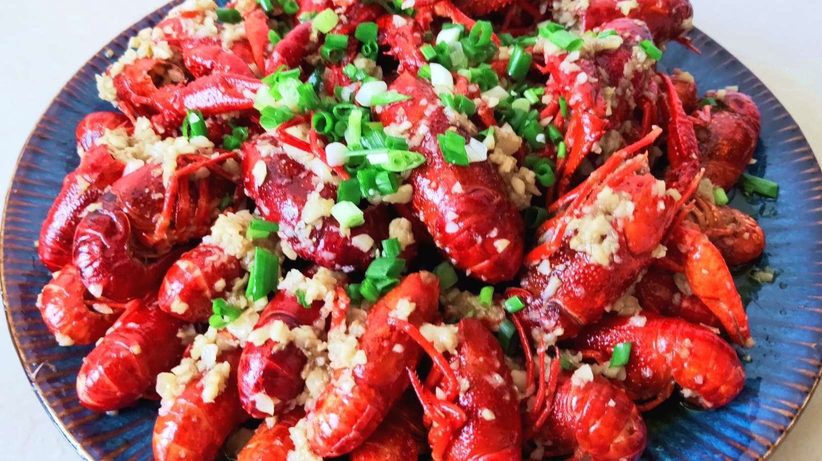 蒜蓉小龙虾商用做法,色香味俱全,蒜香四溢,肉质嫩鲜