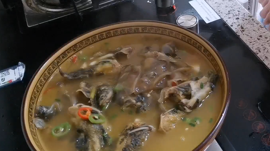 昂刺鱼和粉皮一起炖,出锅直接来碗米饭配上,真是汤鲜味美!