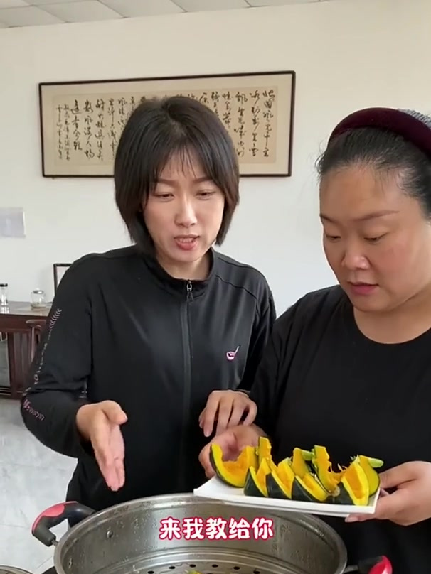 贝贝南瓜的正确做法,把南瓜倒扣隔水蒸35分钟出锅后掉渣粉面起沙