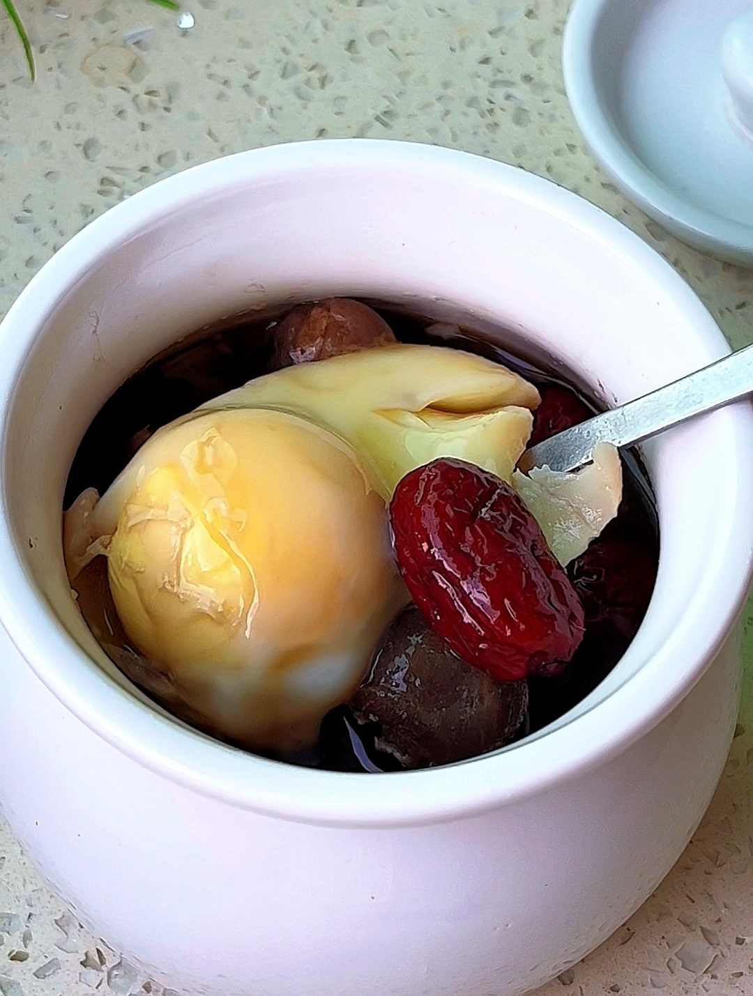 女生每周吃两次桂圆红枣鸡蛋汤,秋冬不怕手脚凉,素颜也好看