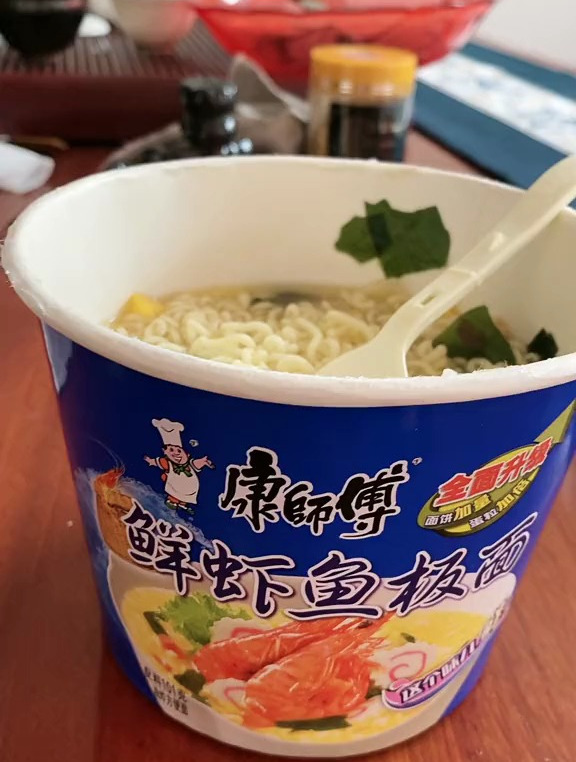 康师傅鲜虾鱼板面,确实有鱼