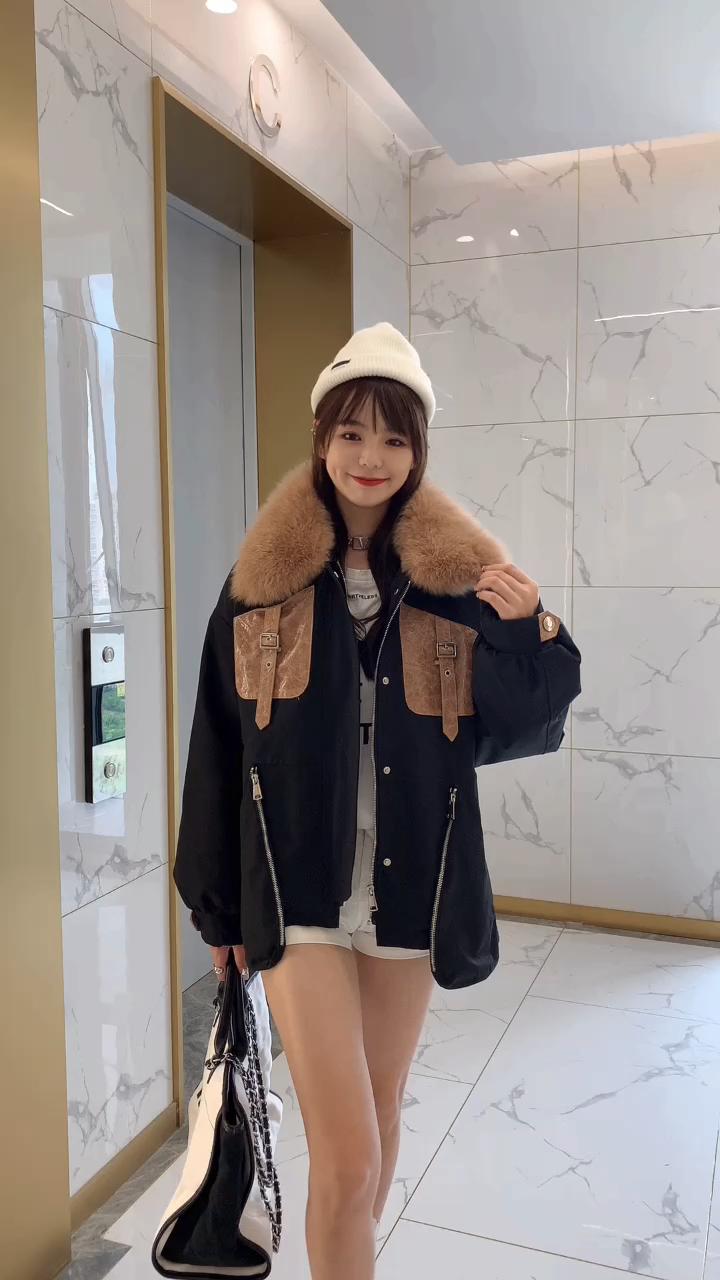 黑色派克服配巧克力色毛领和口袋,搭配米色小白帽子,可爱又炸街。爱了爱了这个小姐姐