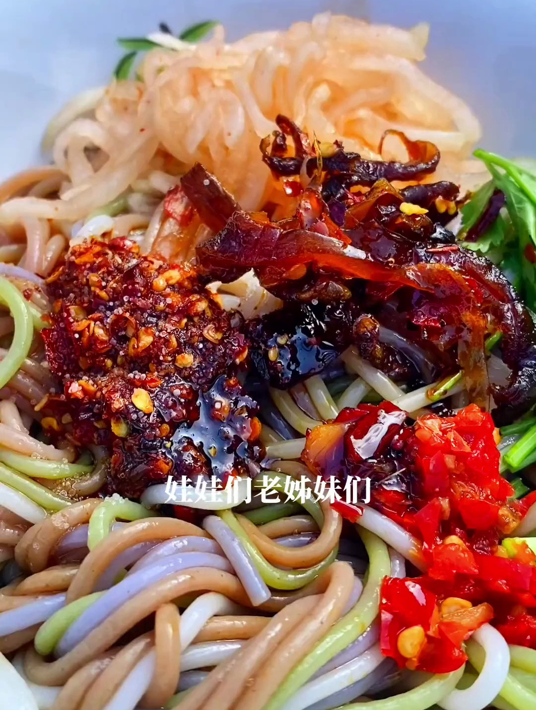 这样五颜六色的蔬菜彩虹米线 是娃娃们的最爱