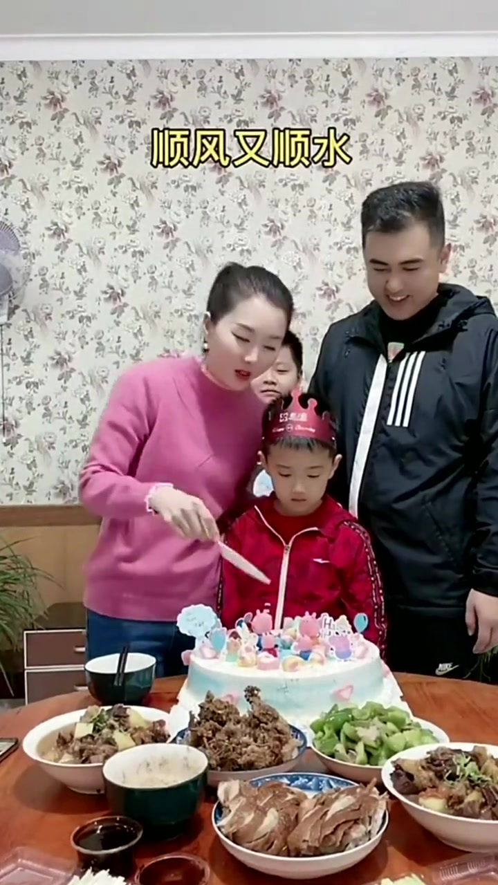 儿子过生日,媳妇说切蛋糕也要有仪式感,一家人在一起最重要!