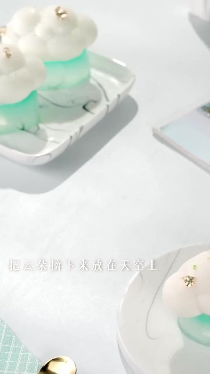 天空是蔚蓝色,云里有百香果~