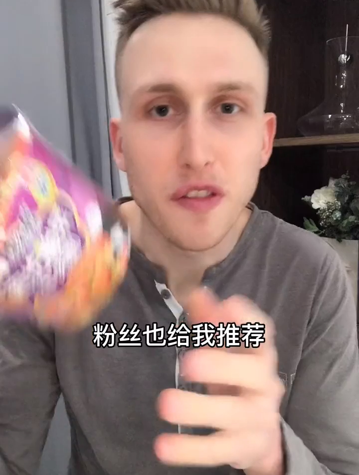 昨天吃红烧牛肉方便面,粉丝又推荐了老坛酸菜牛肉面!