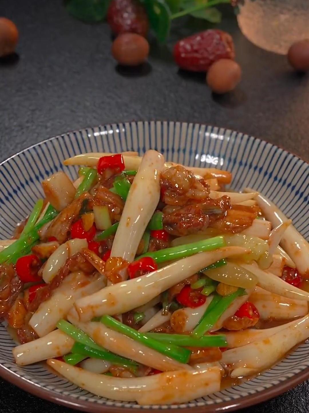 喜欢吃辣的朋友,一定要在家试试这道酸辣藕尖炒肉