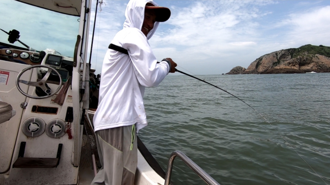 阿杰再次挑战鲈鱼,昨天爆拉今天好戏会不会再次上演,拭目以待