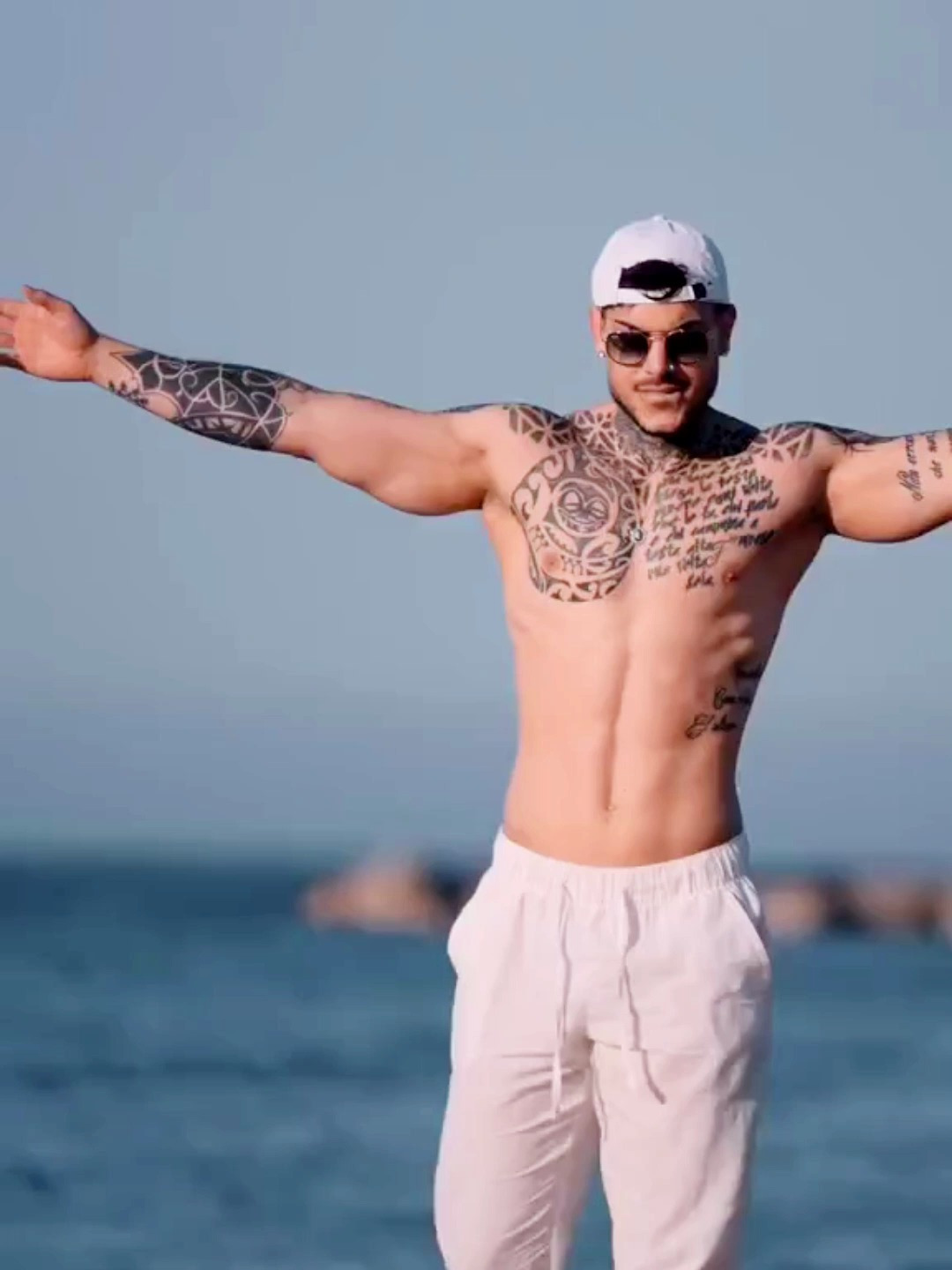 海边舞蹈的肌肉男 帅哥