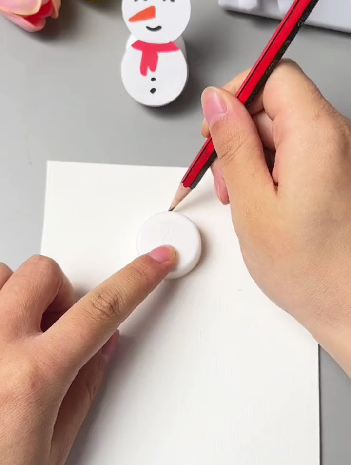 用瓶盖和橡皮泥做个小雪人不倒翁,给小朋友玩,简单有趣