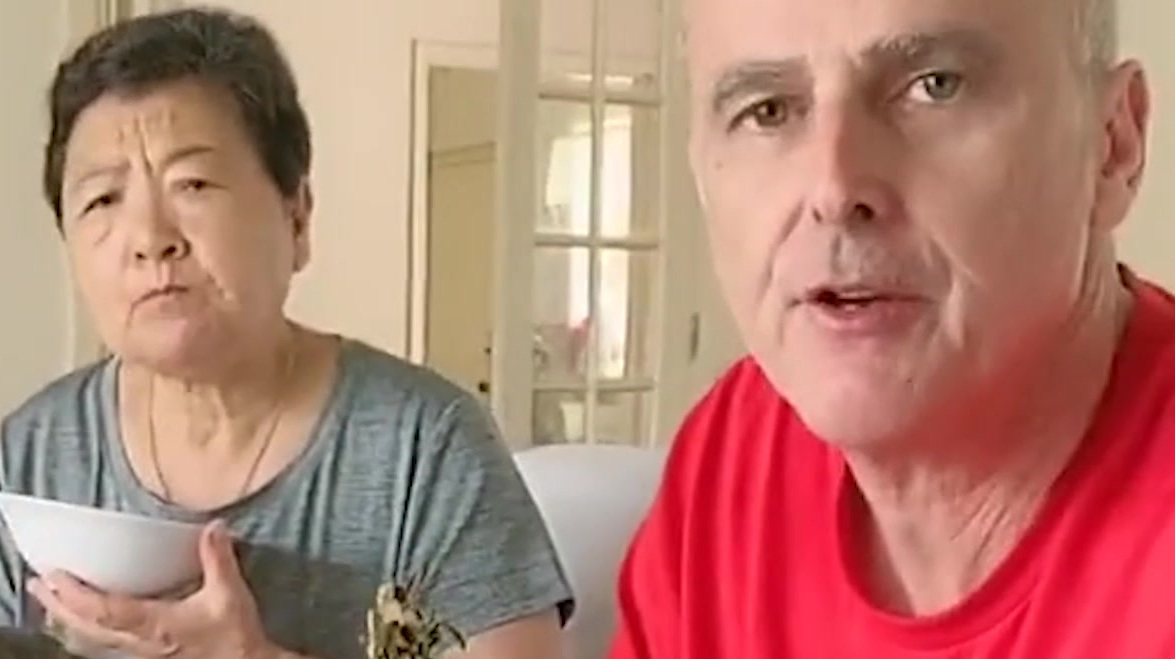 澳洲洋女婿长了个中国胃,老丈母娘做的韭菜炒海蛎,老外直呼好吃