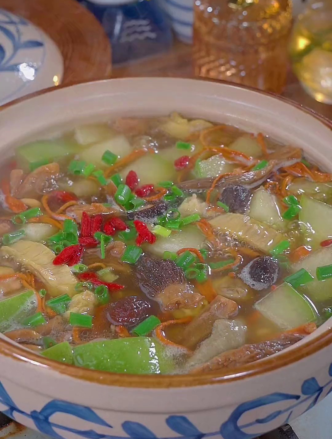 冬瓜猪肚汤的做法,天气越来越热,要多做这个冬瓜汤,汤鲜味美