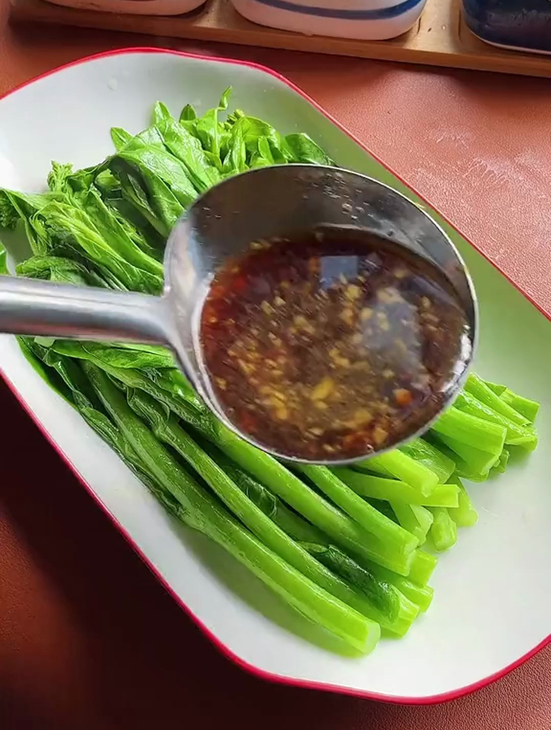 大鱼大肉吃腻了,那就试试这道白灼菜心吧!白灼生菜,青菜