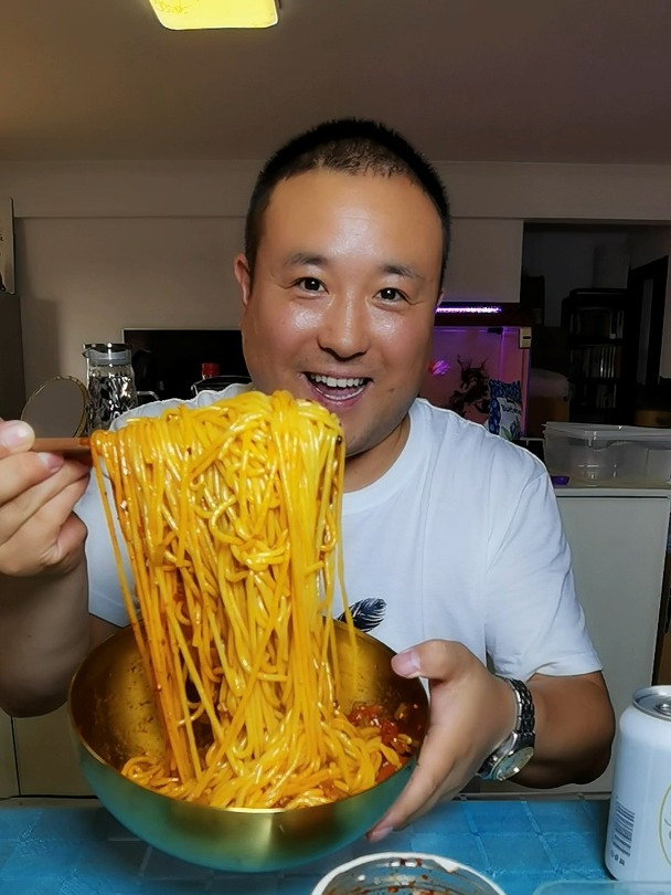 简单家乡味玉米面条芹菜肉打卤隔着屏幕都香得不行,简单美味好吃