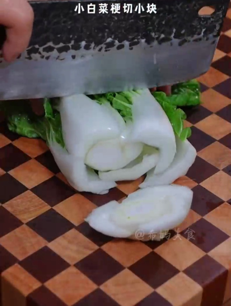 我发觉鸡蛋真是跟什么配都好吃的呢,今天这个小白菜炒鸡蛋