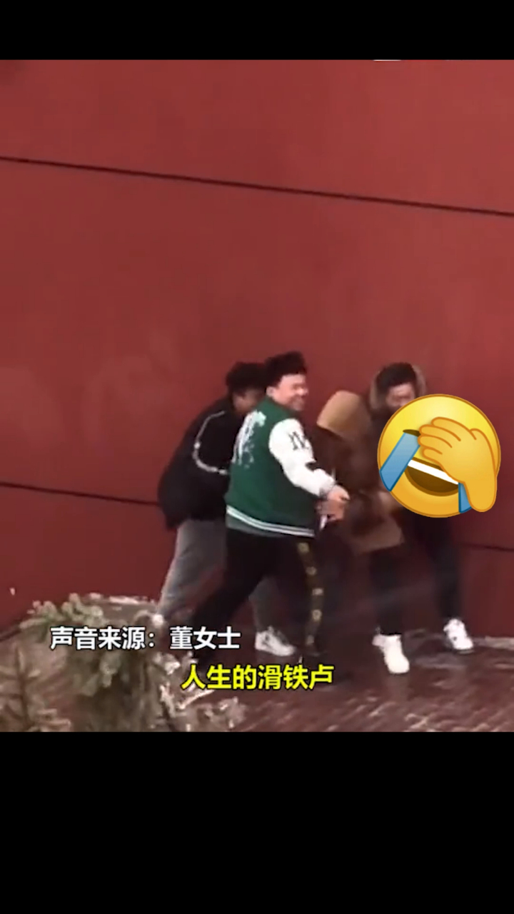 男同学意外上演“四小天鹅”,目击者:可爱又搞笑!