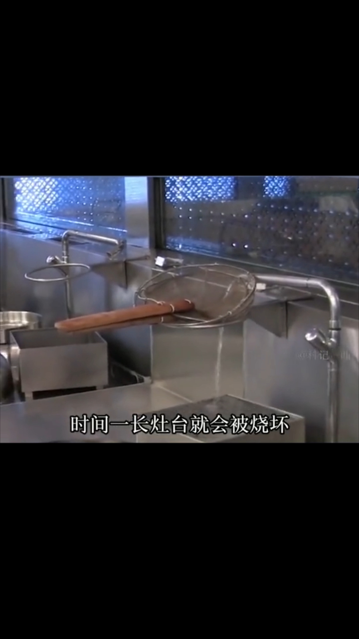 厨师在炒菜时,为什么总喜欢开着水管?那么不是很浪费水吗