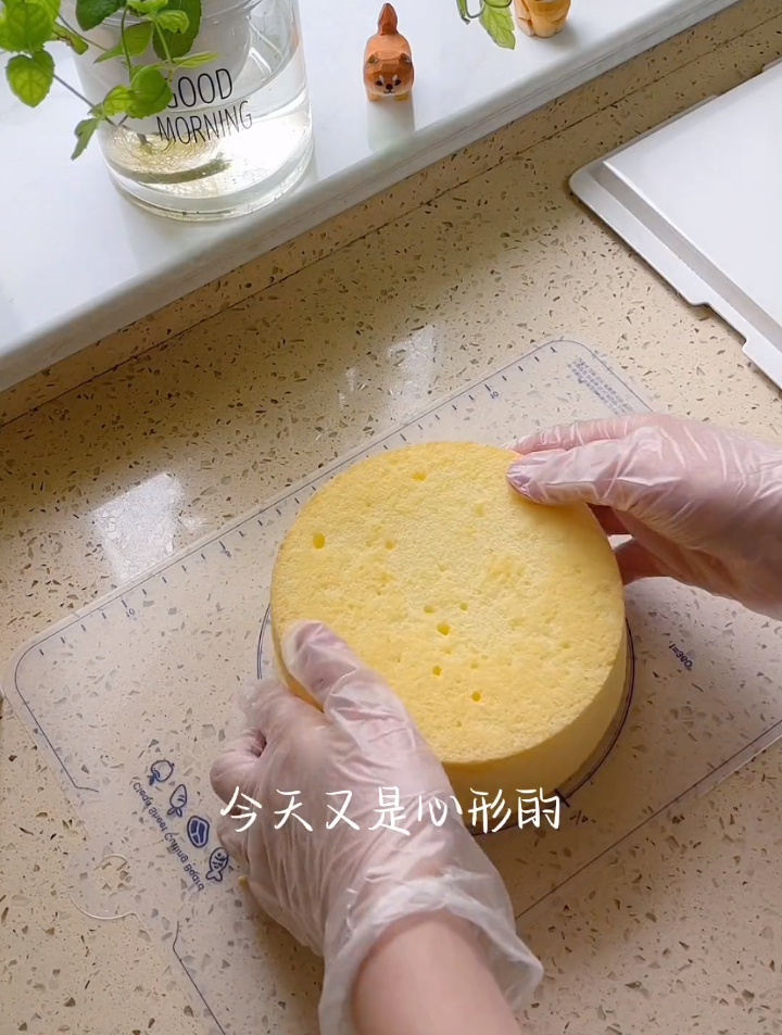 今天做的也是一周年纪念日蛋糕,心形爱心蛋糕?