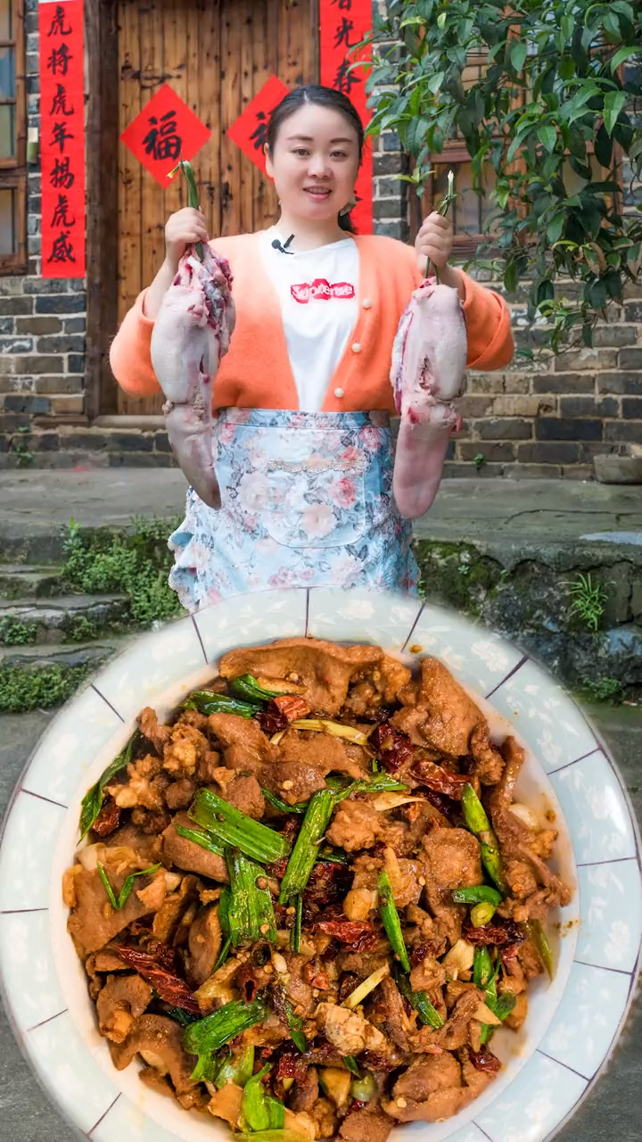 今天花200买了两条牛舌头,教大家炒一个特色牛舌头