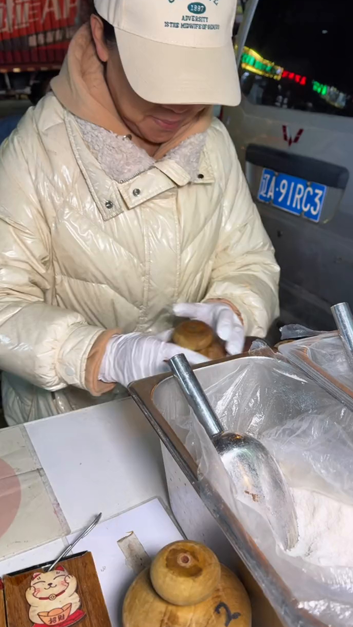 街头偶遇无声糯米糕小摊!阿姨米糕做的很好吃虽然他们是在无声世界里!每个努力生活的人都值得被