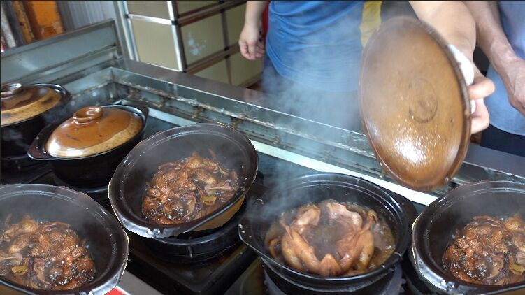 20多口砂锅炖一只鸭,每天狂卖几百只,在厦门火了30多年85元一锅