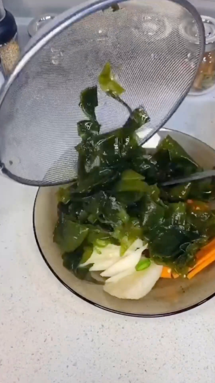 凉拌裙带菜,凉菜饭桌上是肯定不能少的
