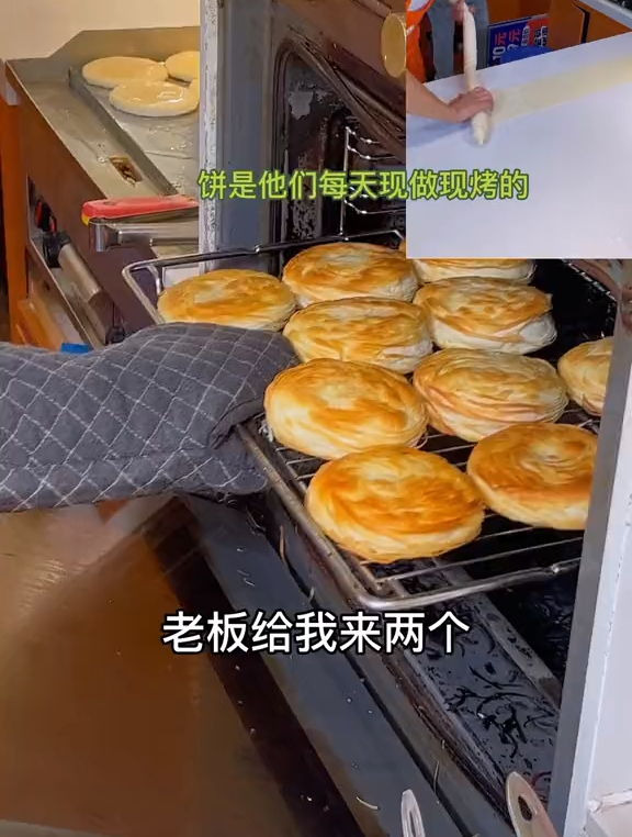 打卡肉放得特别多,半斤一个的肉夹馍。吃一个管一天
