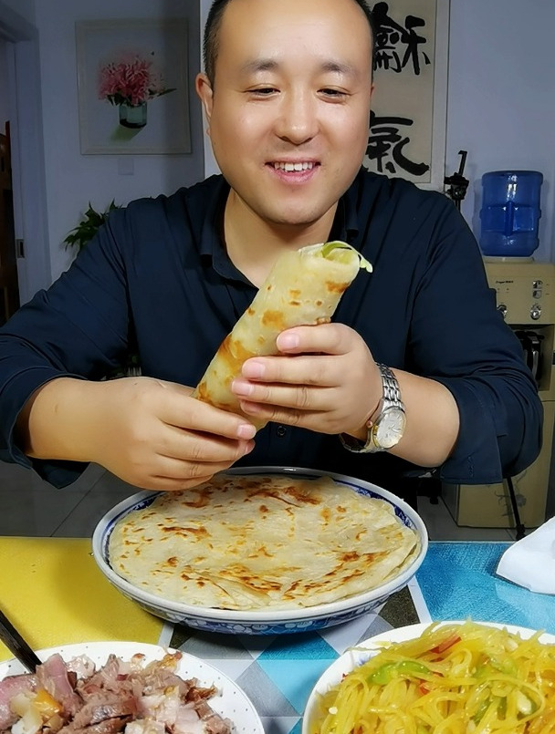 简单家乡味,手抓饼卷猪头肉这个绝绝子,隔着屏幕都流口水太小了
