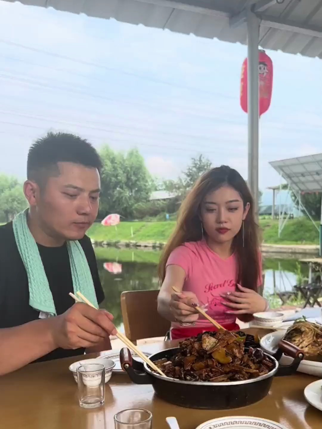 小笨鸡炖蘑菇土豆,四个菜大家吃的嘎嘎香