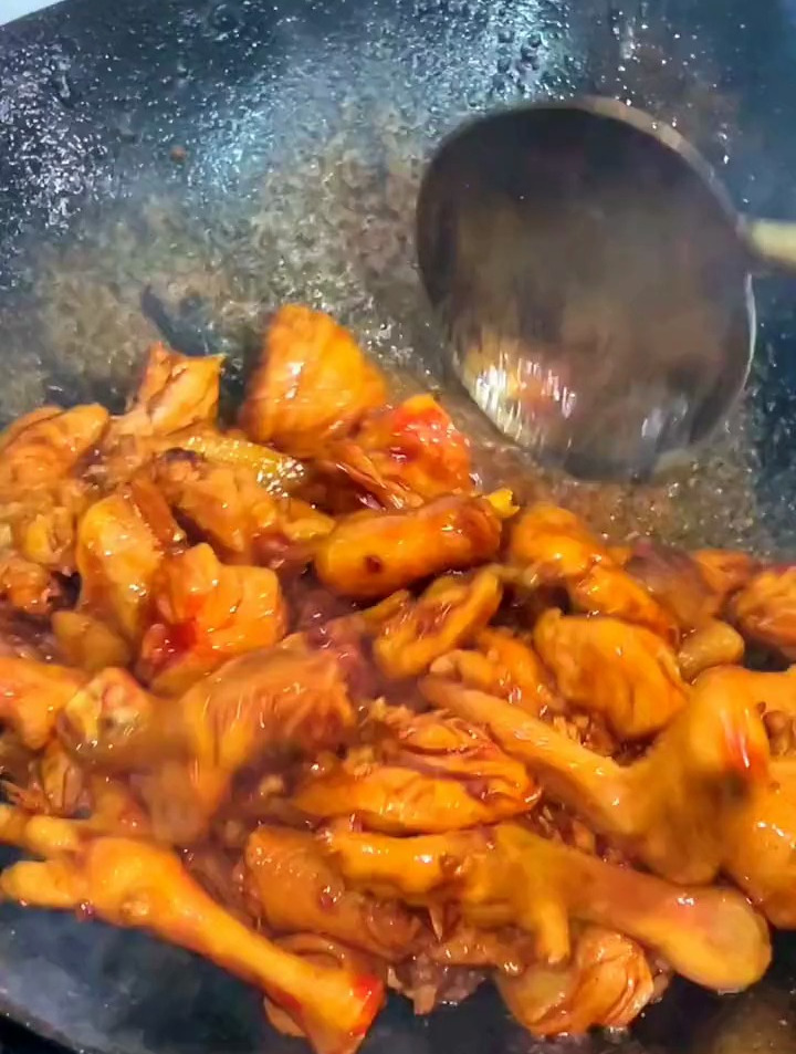 吃鸡就来酉将军鲜炒大盘鸡,都是新鲜鸡肉而且肉多味美