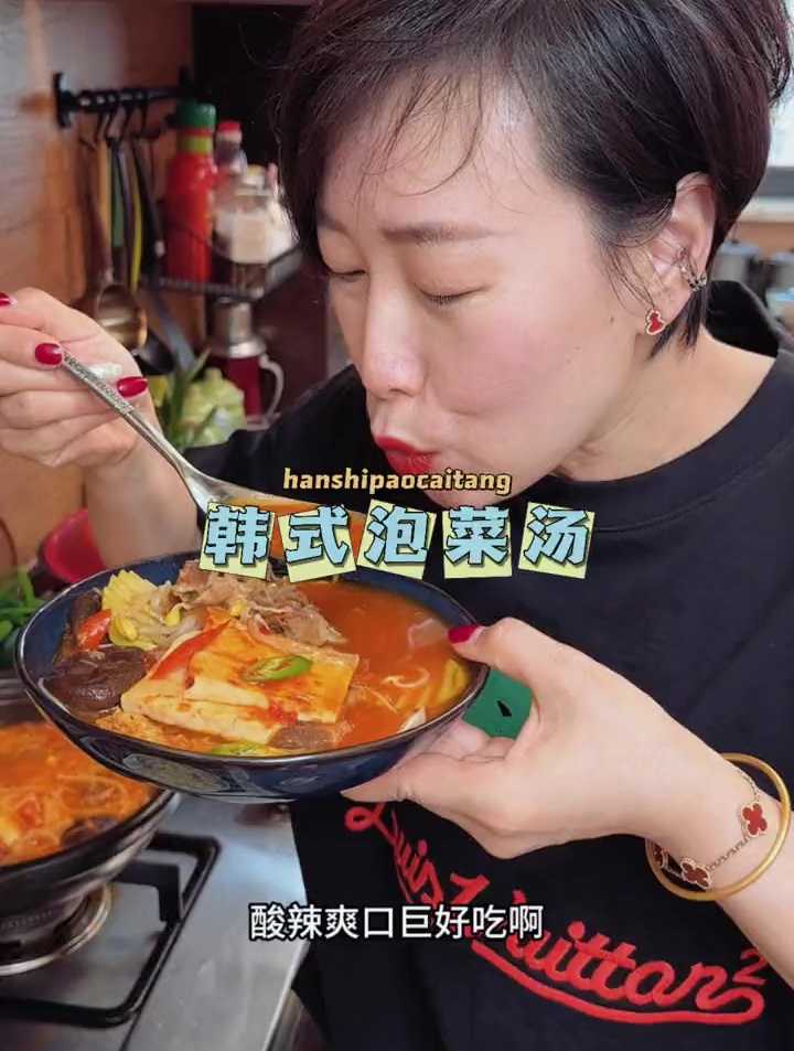 韩式泡菜汤是怎么喝也没喝够 一锅里有菜有肉汤鲜味美 配米饭配饼