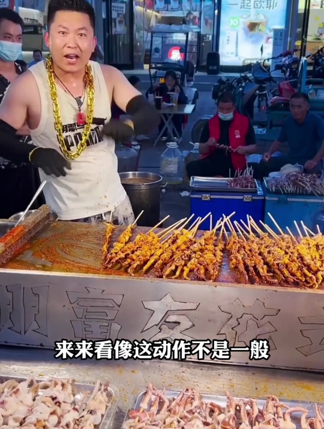 好吃的火爆鱿鱼,小伙子每天能卖2000串,70%的利润空间