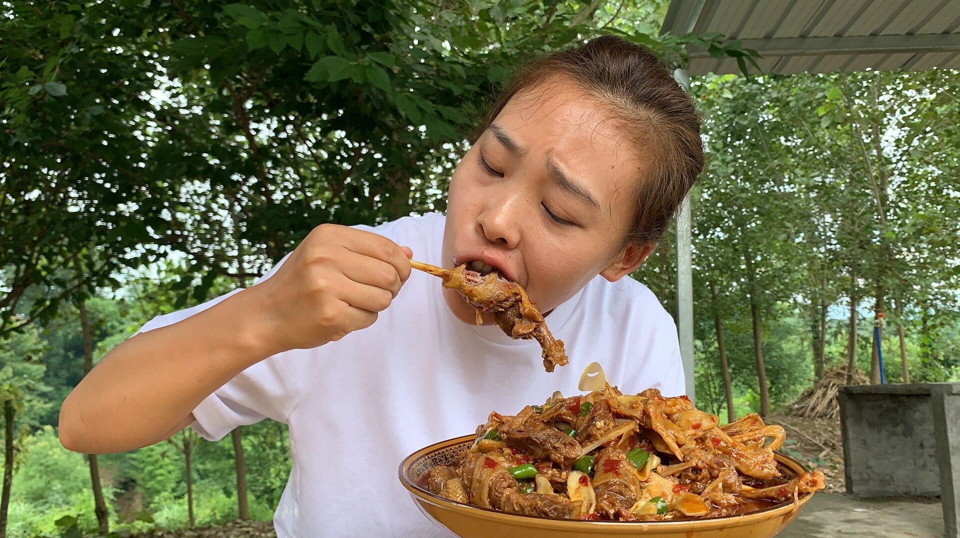 秋妹今天做农家菜仔姜鸭，麻辣鲜香超下饭，越啃越香，看得流口水