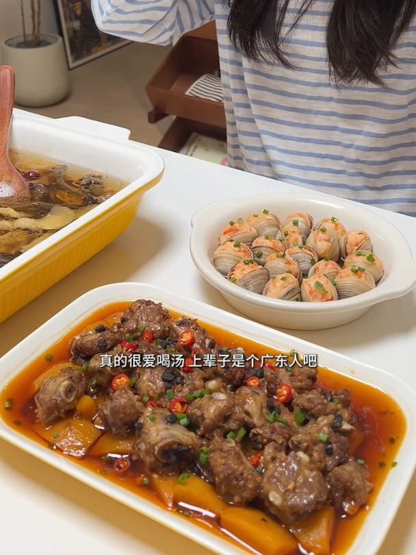 vlog日常|菌菇鸡汤+蛤蜊酿虾滑+蒜香排骨